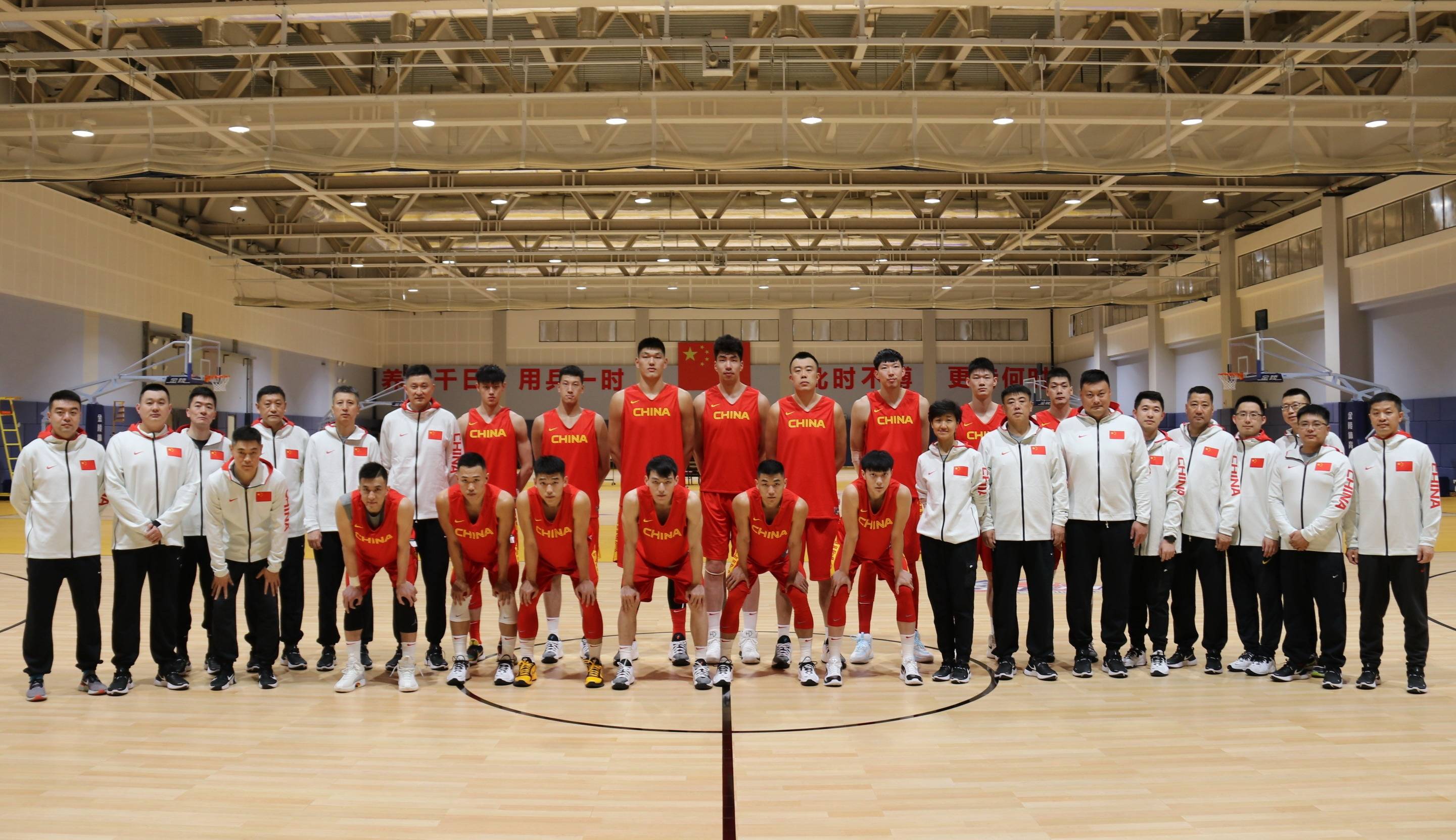 中国男篮国家队拍摄全家福 cba辽篮球星郭艾伦亮相