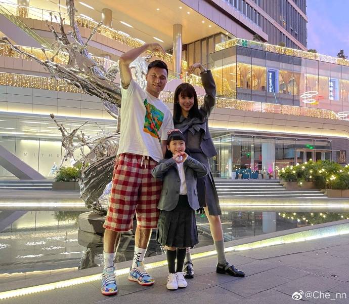 妻子发图为郜林庆生 一家三口比心太有爱(图)
