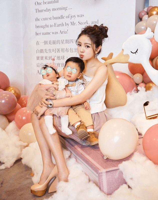 安以轩女儿高清正脸照,小脸肉乎乎撞脸郭碧婷女儿,谁才是真名媛