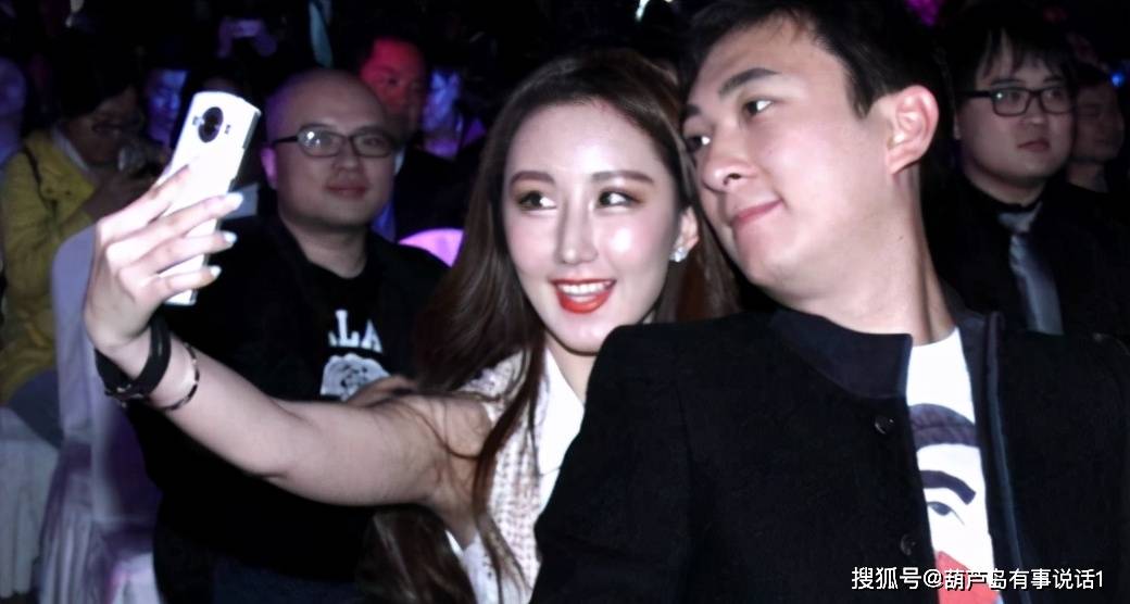 原创米娜与老公近照,42岁的她身材抢镜,她为何拒绝王思聪的邀约?