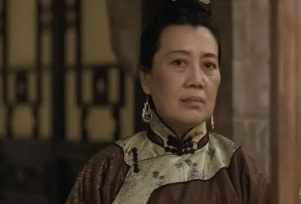 大姨太叫毓如,她是所有姨太里面年纪最大的,当她知道颂莲才19岁时