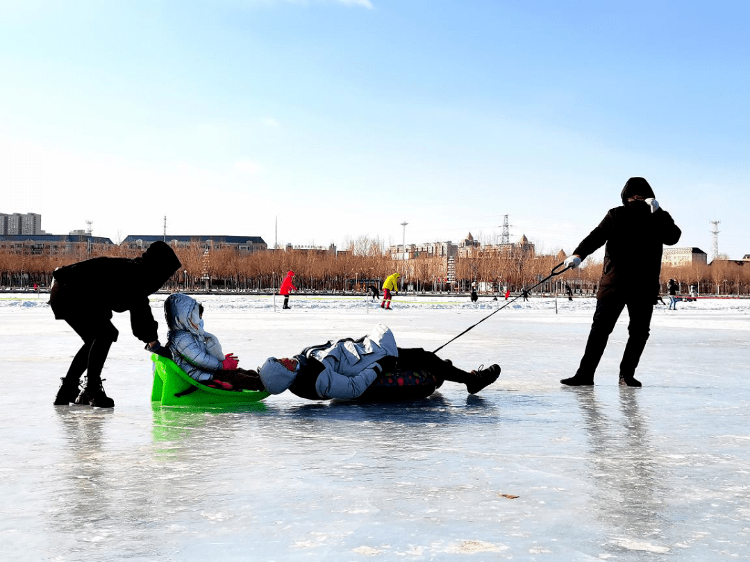 滑冰拉雪圈抽冰尜儿就地过年不寂寞依旧玩得嗨