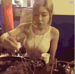 搞笑段子: 1.这个月的电话账单又高得惊人.