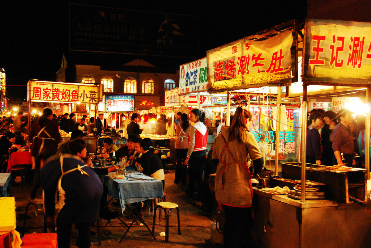 这天全家人刚吃完晚饭,孩子就吵着要去外面夜市转,伊伊抬头看都要八