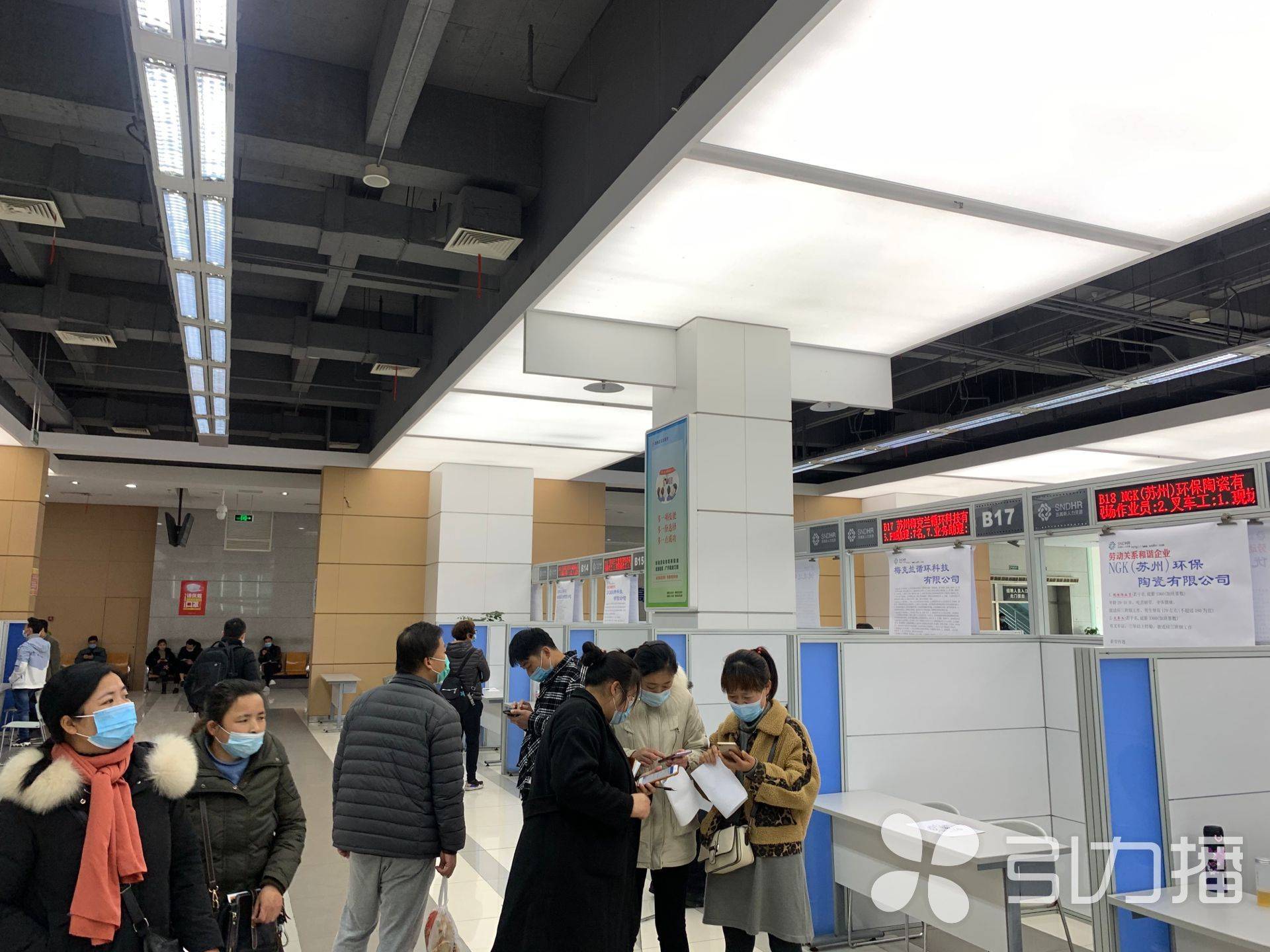 图为高新区人才广场招聘大厅.