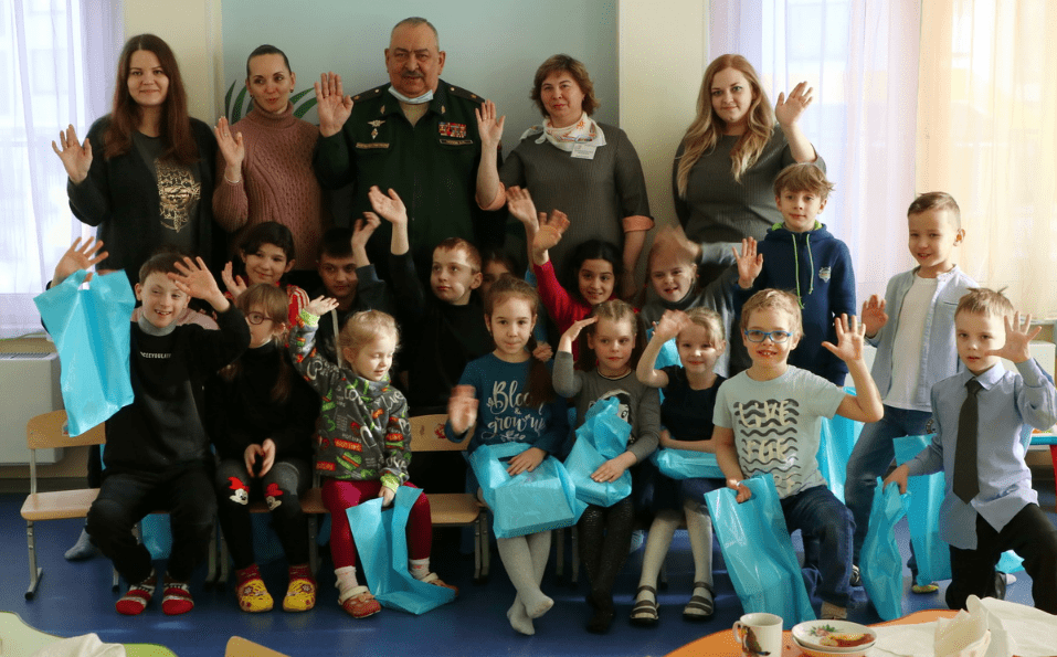 俄罗斯军人在叶卡捷琳堡为幼儿园的孩子们上了一堂爱国教育课