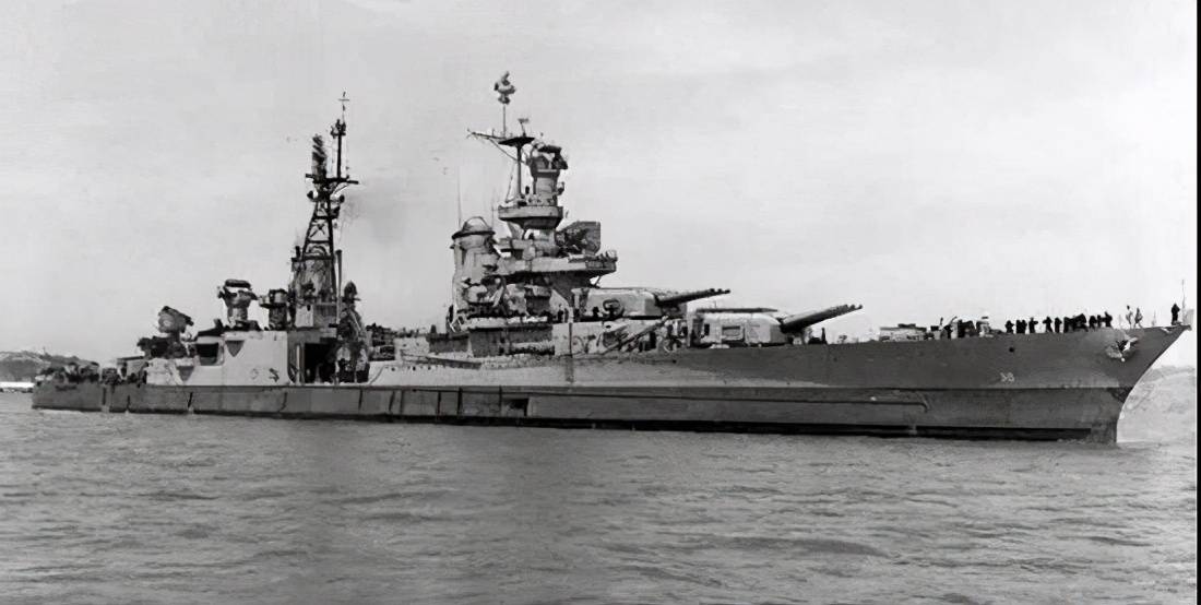 二战,美军巡洋舰被日军击沉,800多名船员被鲨鱼袭击,舰长自杀