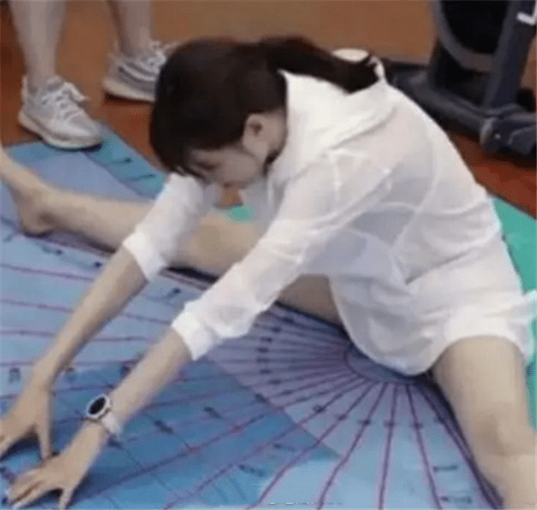 女星们秀一字马,杨幂,袁冰妍还好,看到沈梦辰:别难为自己了