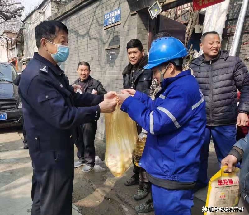 "2月26日元宵节,开封交警二大队大队长郑国胜带领大队民警看望了在