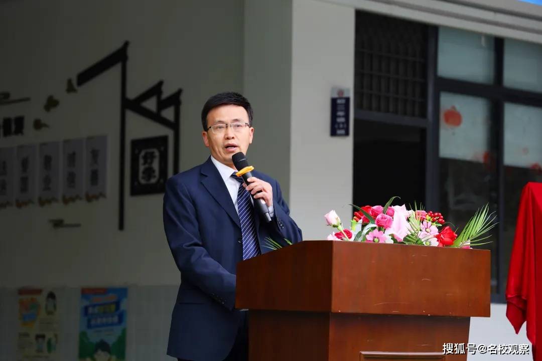 蒋杨斌校长致辞走过"龙门,进入会场,开学典礼在庄严的国歌声中拉开