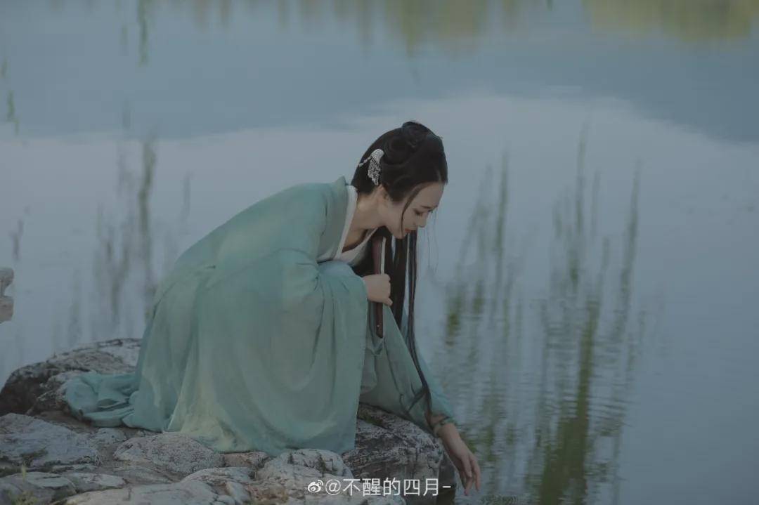 汉服小仙女:梦一场她起弦风雅