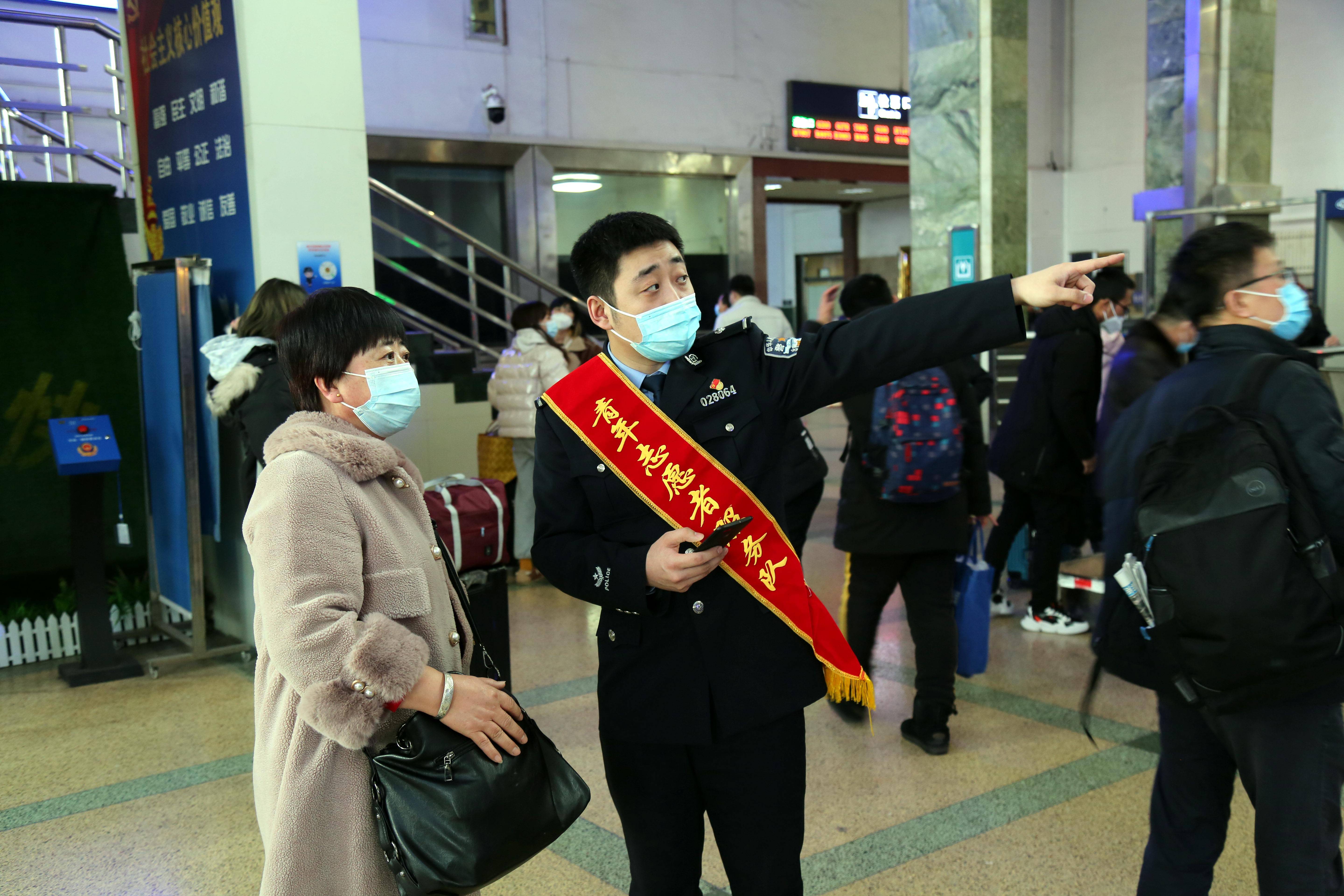 铁路公安机关学雷锋送春风爱心温暖铁道线