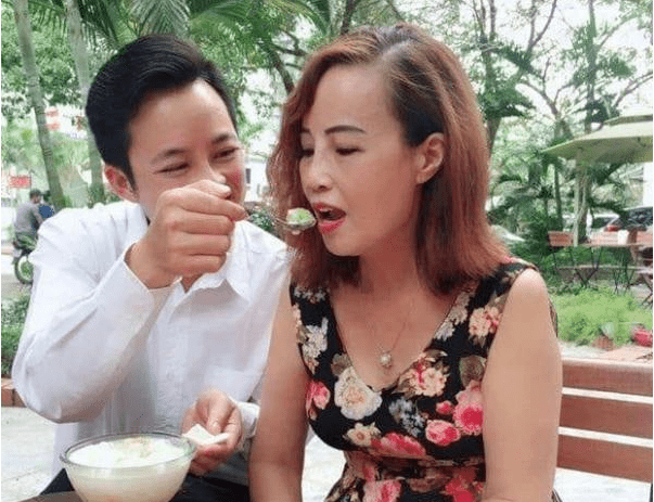 越南62岁奶奶嫁27岁小丈夫,婚后频频整容,与老公同框显年轻