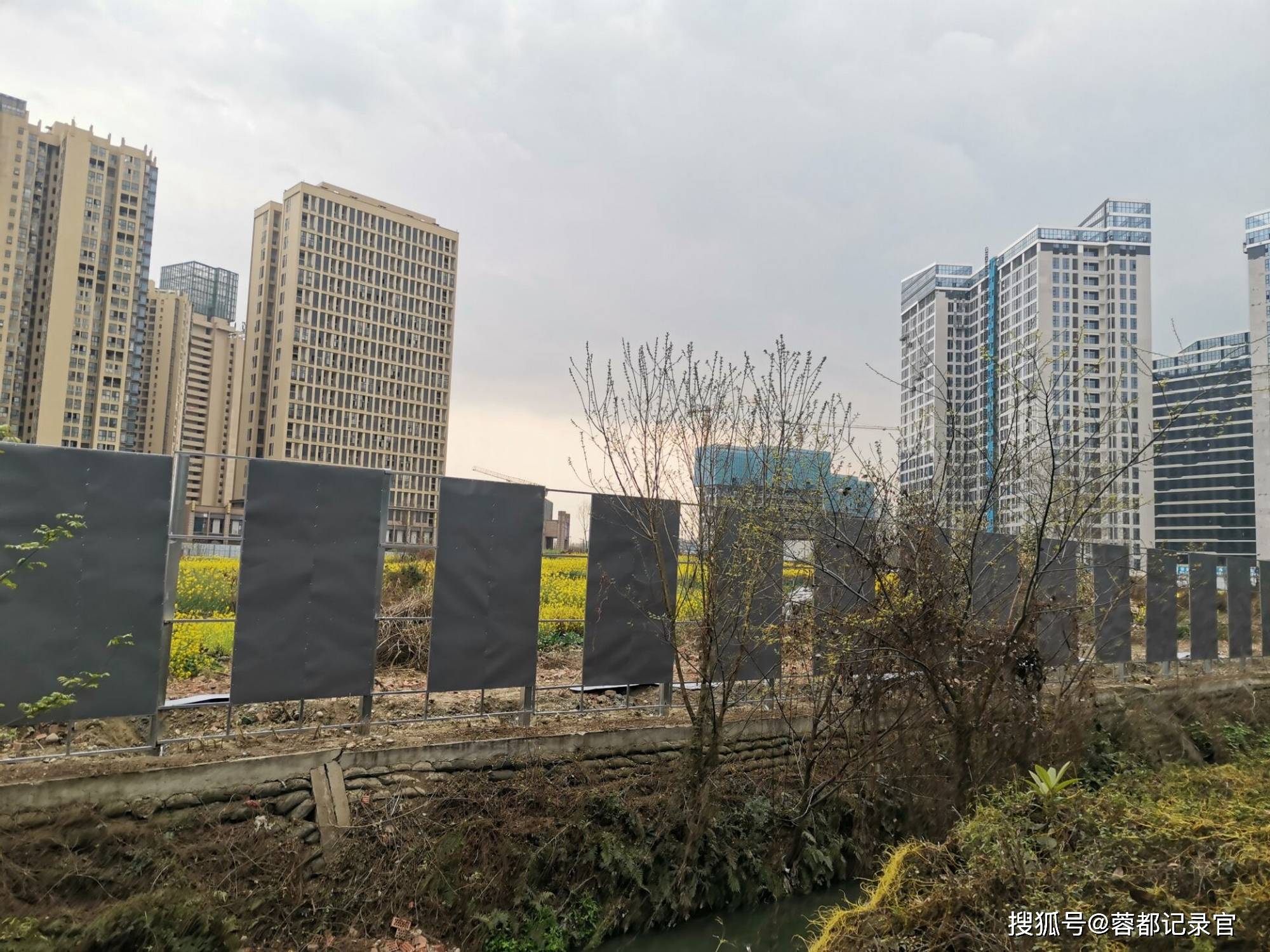 新都区斑竹园街道总投资50亿元的中航建西南总部已打围进场