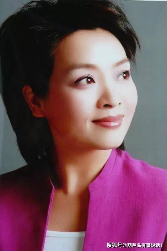 原创央视主持人章伟秋,出身于绘画世家,结婚多年,夫妻恩爱生活幸福