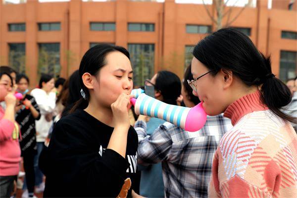 趣味游戏—气球传纸杯校长陈丽霞送出节日祝福通过此次活动,让我校