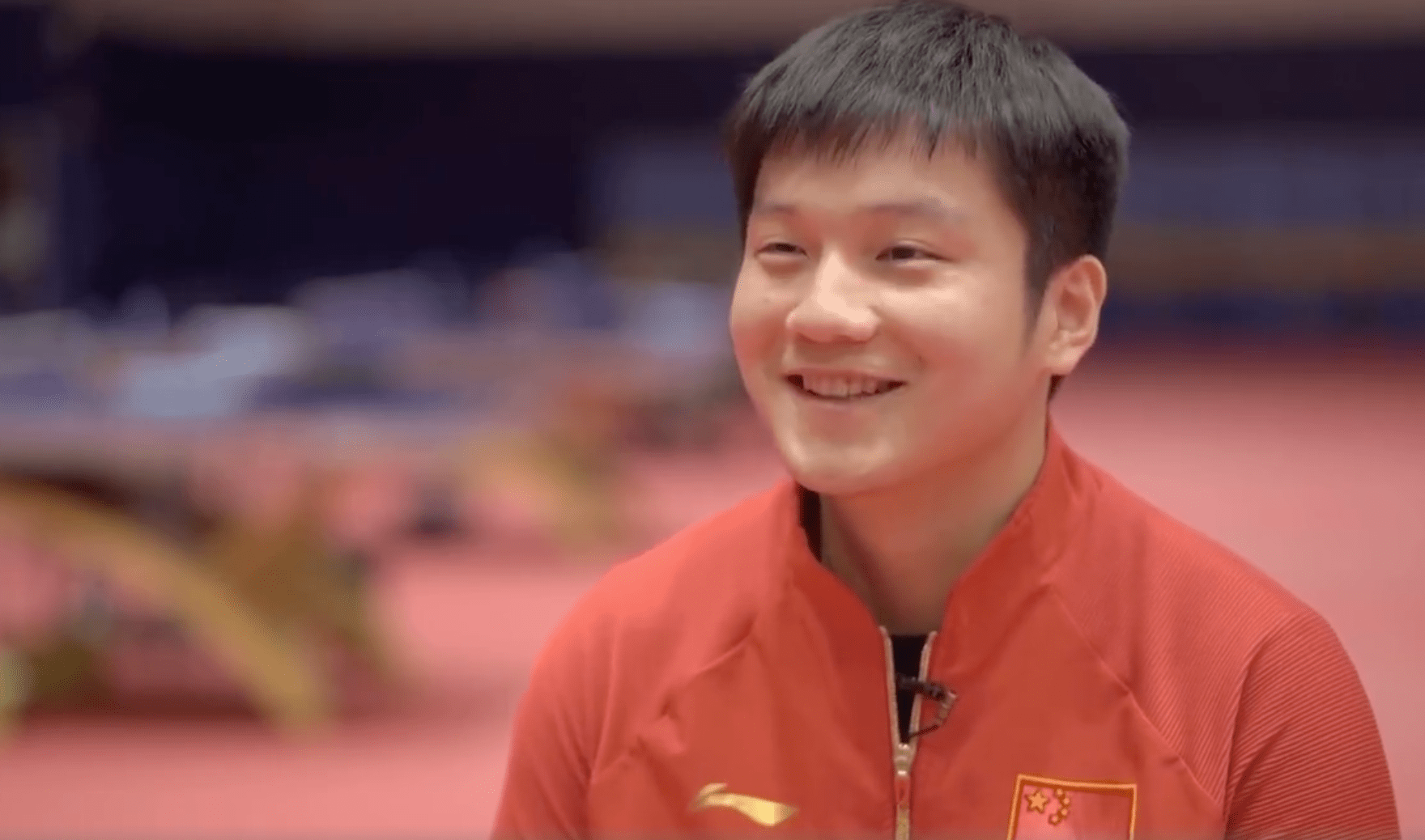 原创樊振东问记者:这能说吗?接受央视采访太实在,把自己都给逗乐了