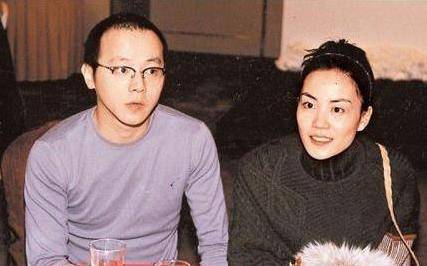 期间,张亚东与窦唯的妹妹窦颖,相识,相知,随后相恋结婚(有人说没有