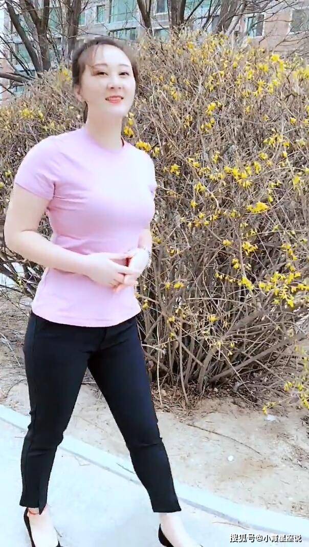 原创打扮时尚的80后轻熟美女散发出女神的气息