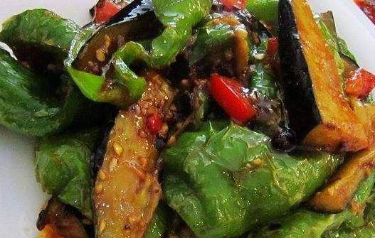 虎皮辣子烧茄子的食材:辣椒,茄子,盐,味精,白糖,番茄酱,蚝油,红醋