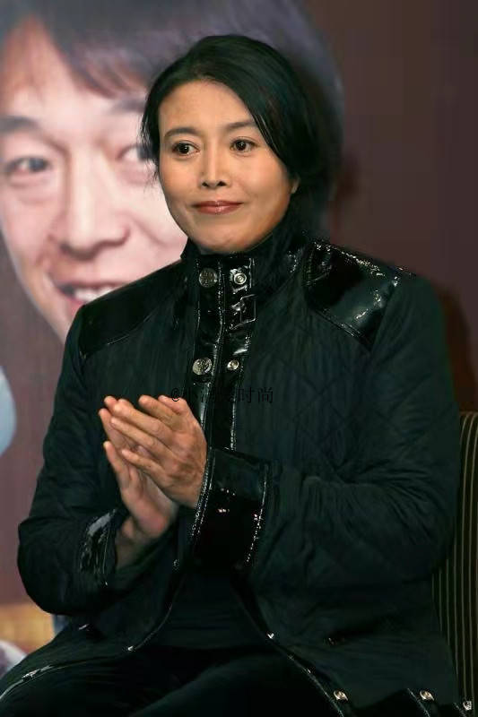 62岁丁嘉丽老年变得精致穿盘扣大衣搭旗袍洋气古典适合妈妈们