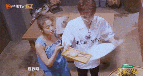 她是明星大侦探里的智商担当大张伟曾评价她而在节目中何炅称之为妹妹