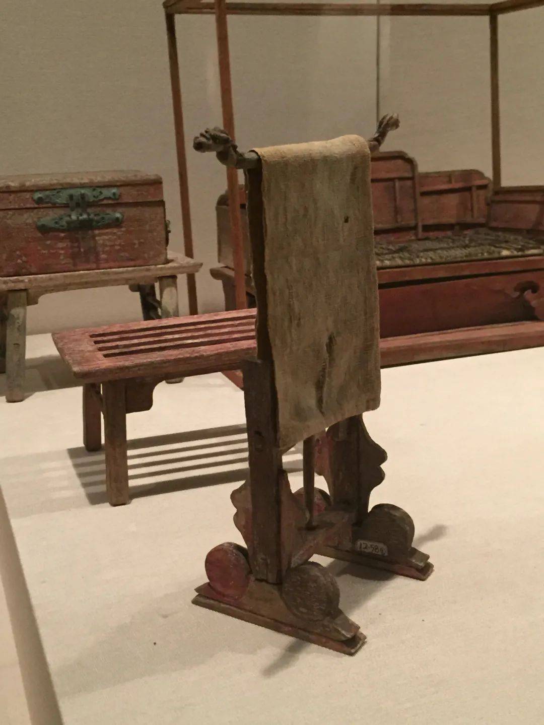 盥手观花-古代面盆架小考
