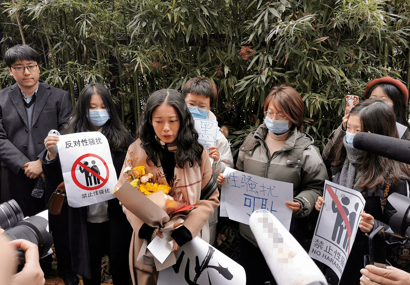 56岁朱军拍视频憔悴难认曾搅入性侵案被央视除名靠