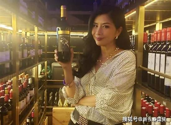 吴家丽就算单身也照样过得精采,平时没工作的时候,她会待在家里画画