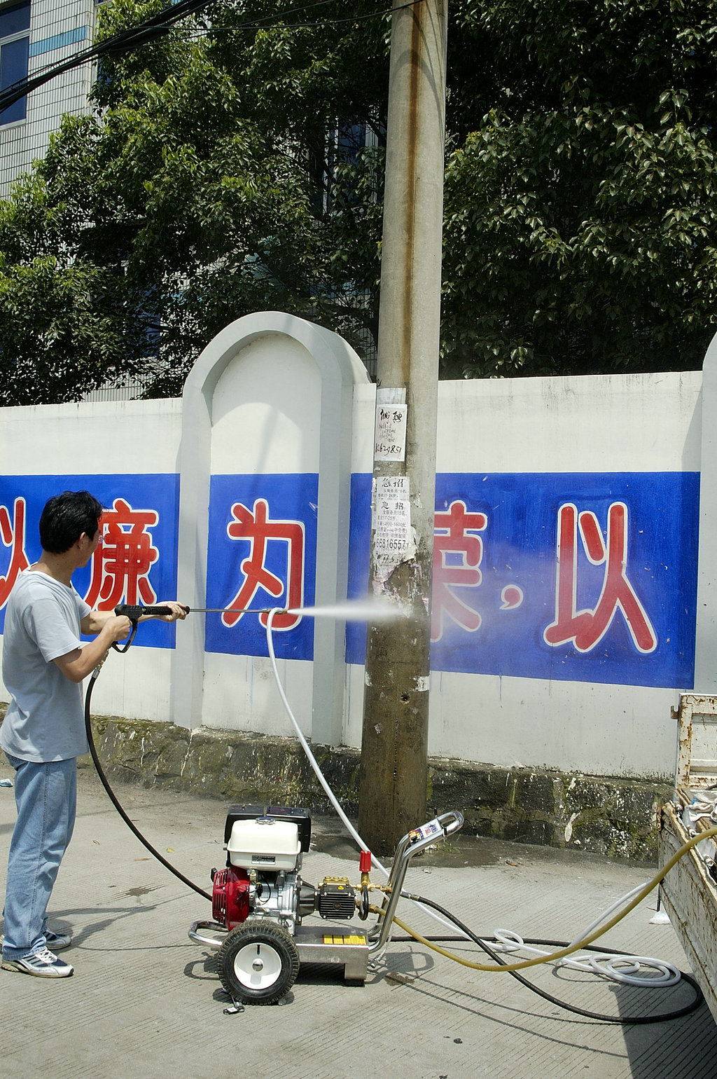 城市小广告如何使用高压水枪清洗机快速清理