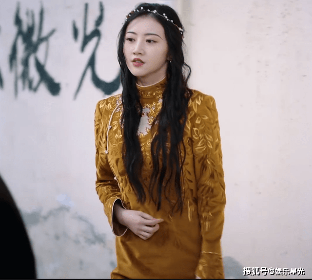 《司藤》热播,景甜剃光眉毛,穿旗袍更显妖娆,张彬彬:很有女人味