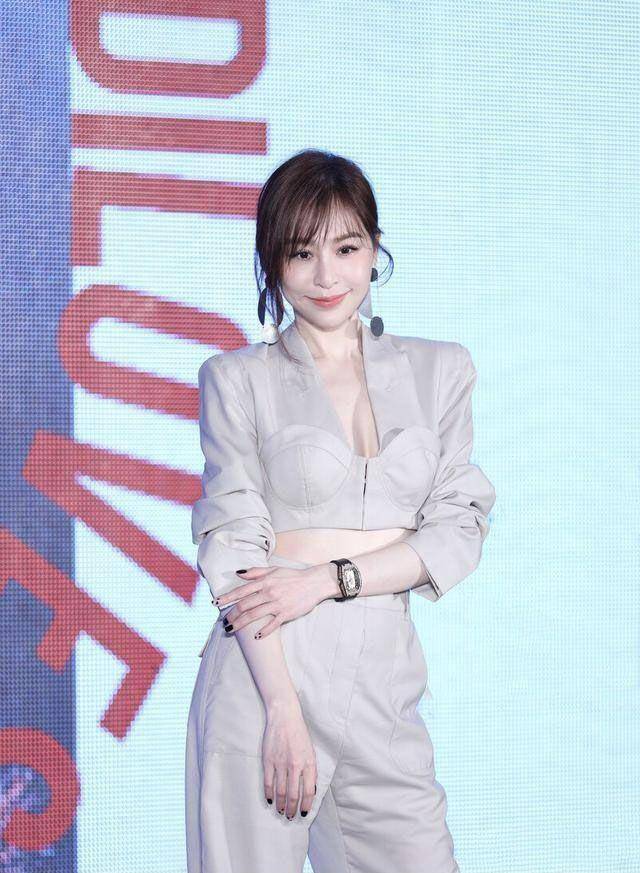 王心凌身材火辣,穿短款上衣搭阔腿裤高挑纤瘦,少女感扑面而来