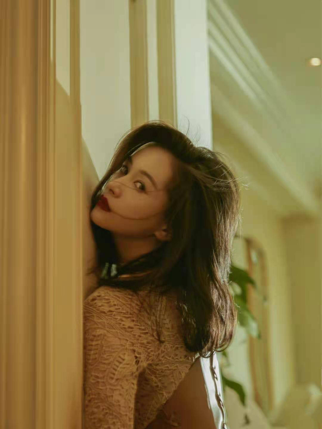 "曲筱绡"再现!王子文晒卷发自拍,双眼水灵灵甜美可爱