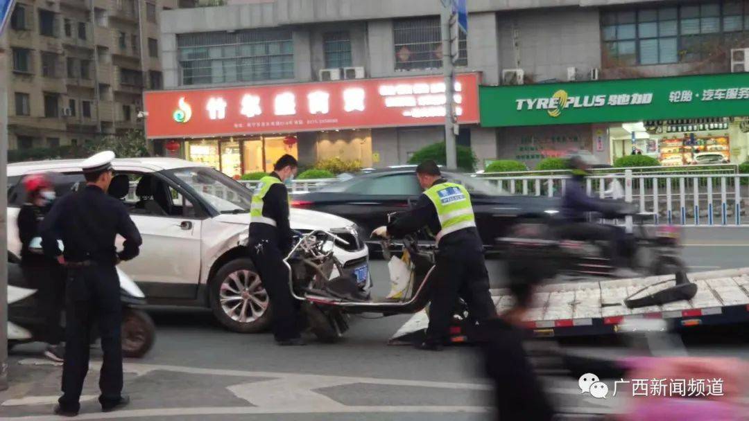 南宁北大桥发生车祸,白色suv高速行驶撞飞电动车