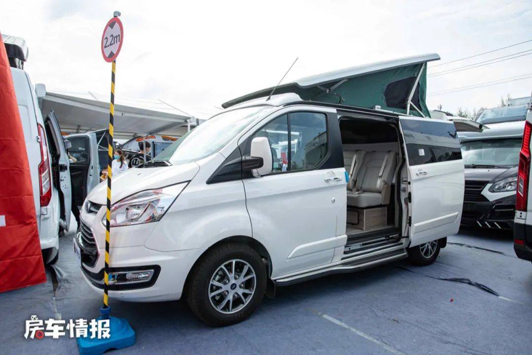 福特途睿欧房车19.98万起,2.0t 6at,车里两张大床