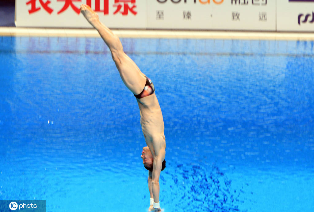 21年中国跳水明星邀请赛男子十米台决赛:曹缘夺冠
