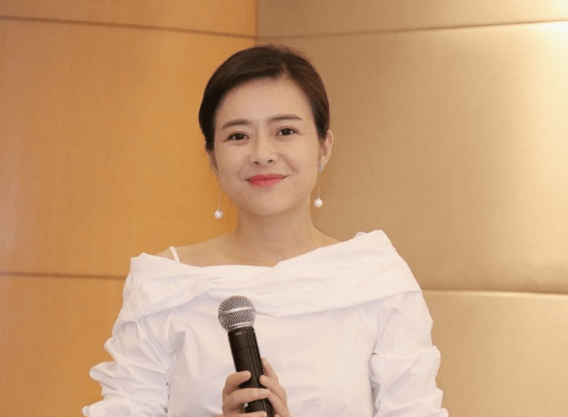 原创高学历的她,曾经是东方卫视的知名主持人,为了感情放下了工作