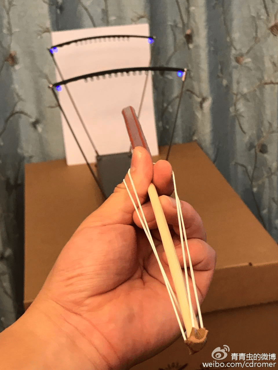 用了两根橡皮筋,一根一次性筷子和一根可乐吸管组成了一个简易发射器