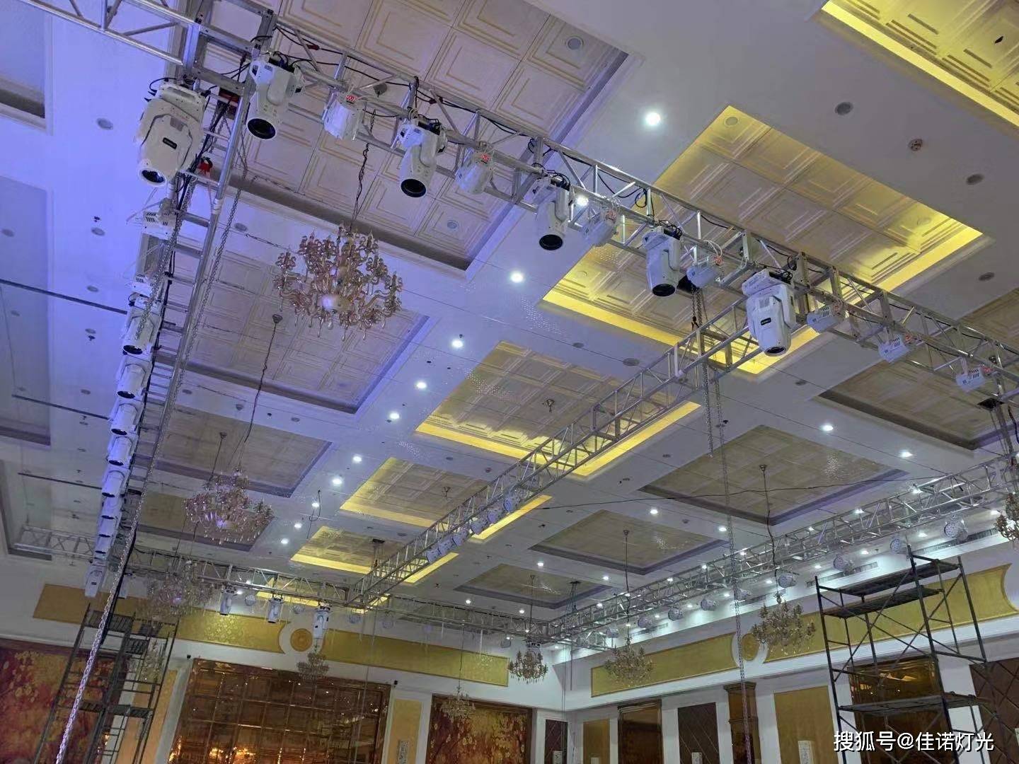 舞台灯光配置要求:舞台灯光效果没有固定的模式,由于舞台灯光使用功能