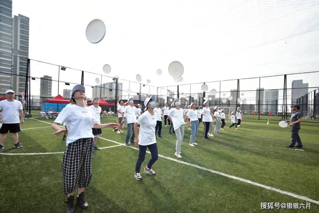 飞盘目标框结合了飞盘的趣味性和投篮的竞技性,适合全年龄段的人群