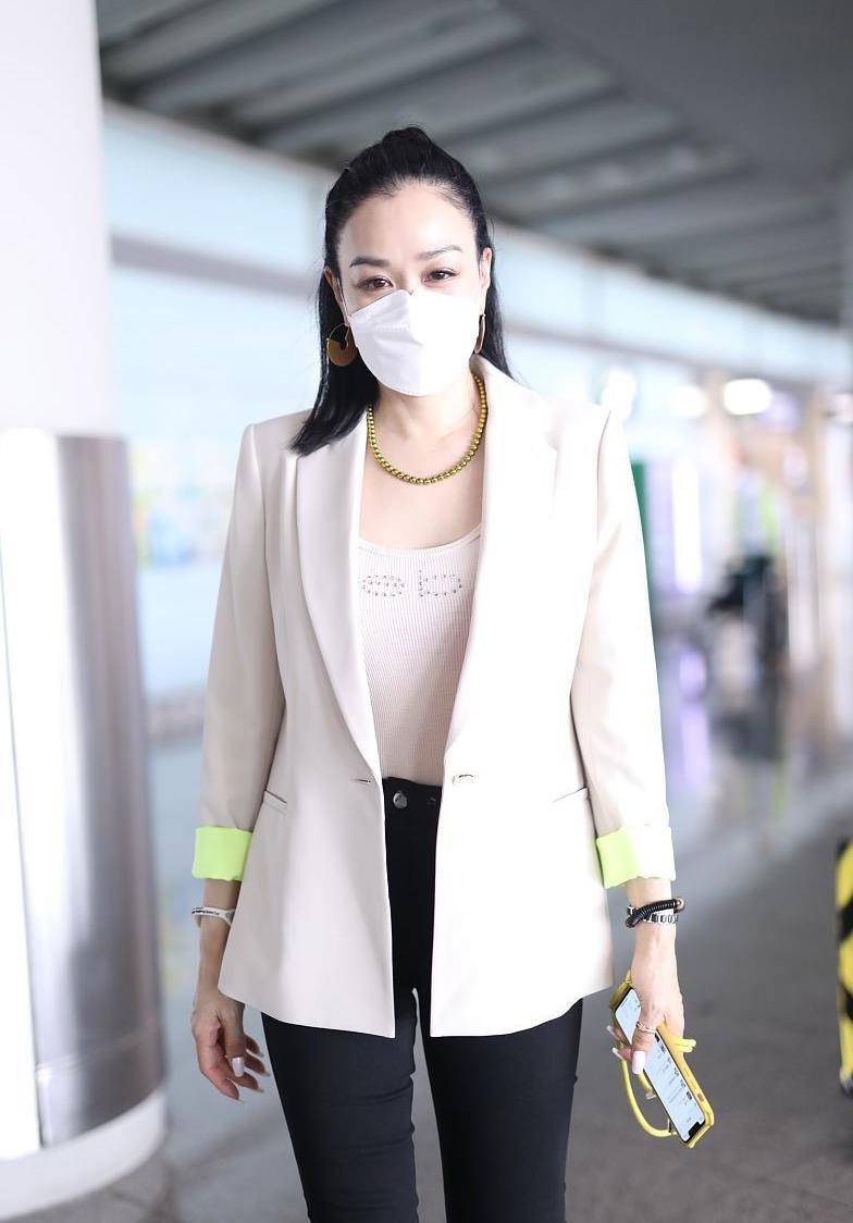 原创钟丽缇西装穿搭不一般挽衣袖露荧光绿内衬美得真气质
