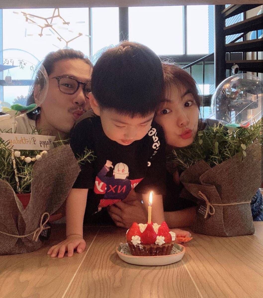 ella和老公为儿子庆生,晒全家福真幸福,3岁劲宝长相遗传妈妈