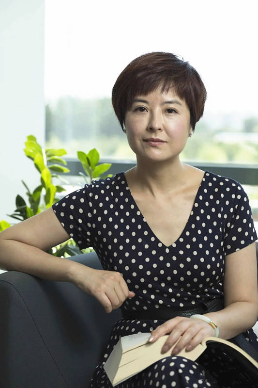 张泉灵从"主持名嘴"到投资人 穿波点裙依然低调 气质超群