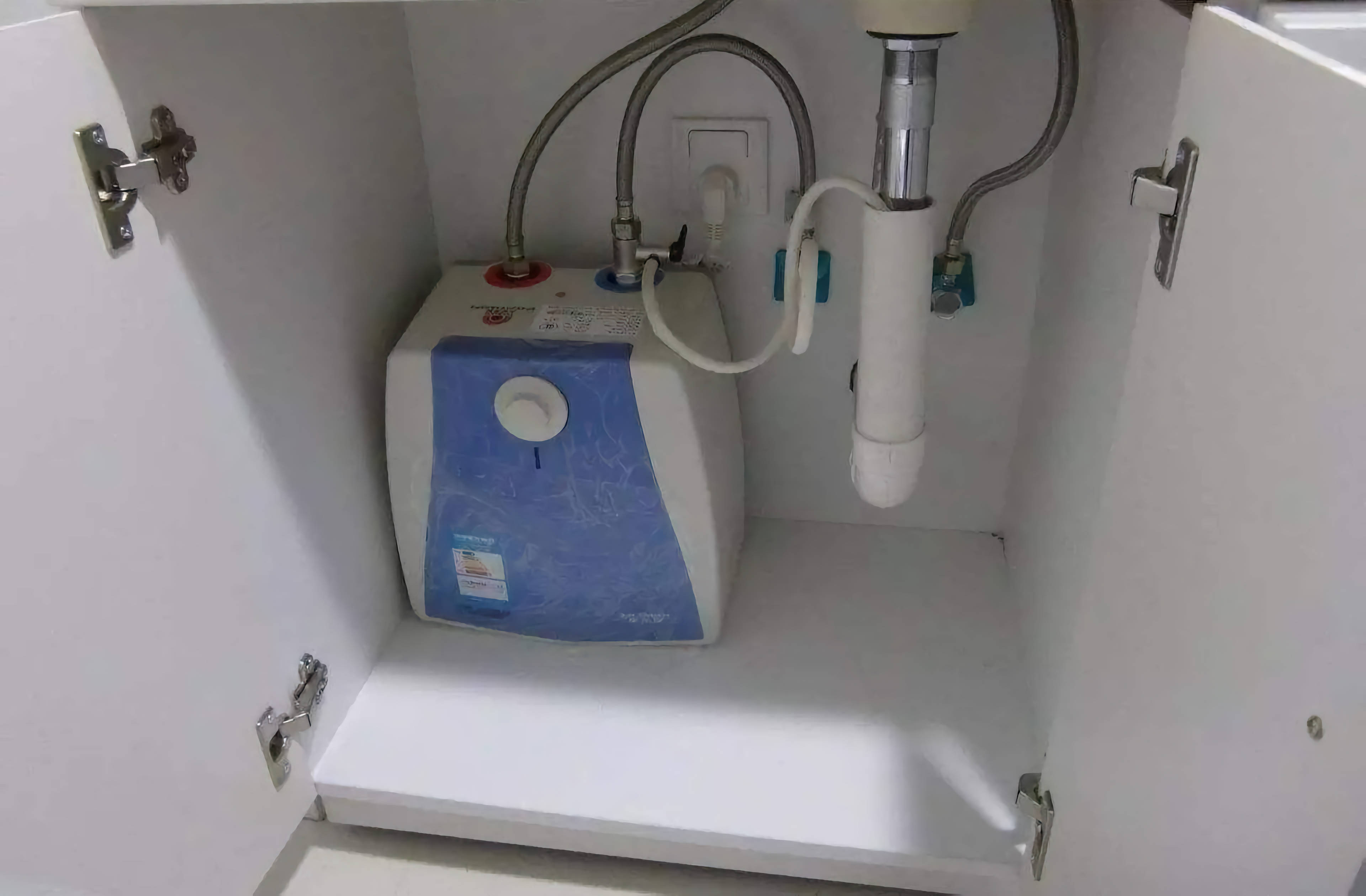 考虑在厨房安装净水器,同样一般是装在水槽下面的,可能也需要预留插座