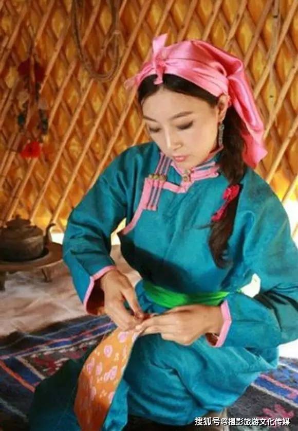 戴头巾是蒙古族一个重要的生活习俗_妇女