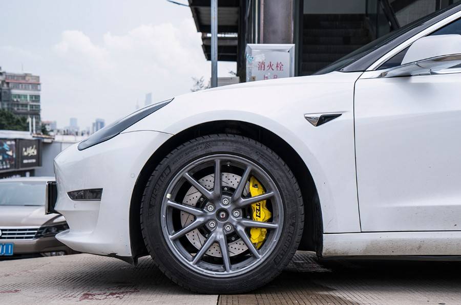 特斯拉model 3升级改装刹车案例 tei racing s60街道版高性能刹车卡钳