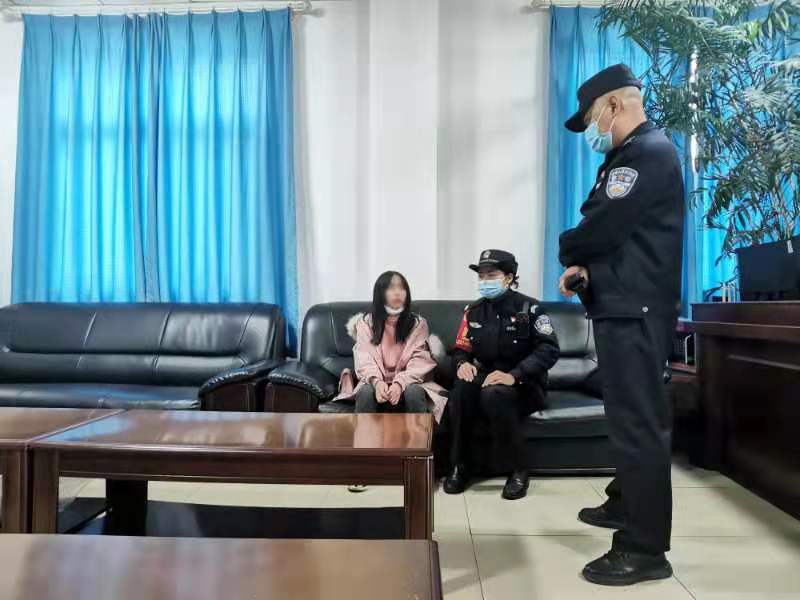 怀铁公安花季少女与网恋7天男友私奔铁警及时劝回