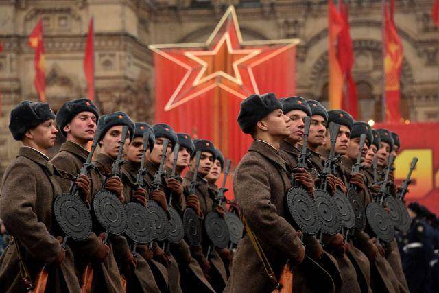 苏联取得战争胜利红场阅兵结束后的11月15日,希特勒下令进攻莫斯科.