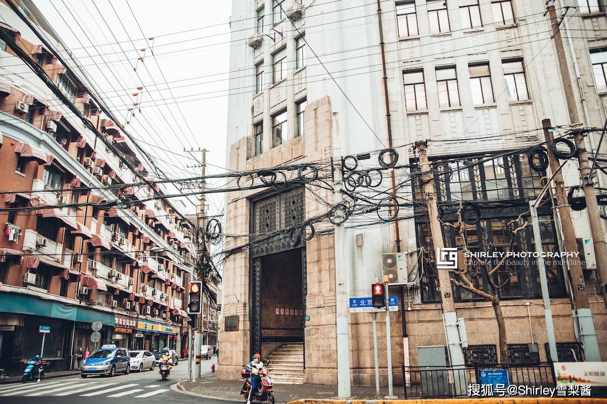 同样位于北京东路与江西中路的路口,与四明大楼隔着北京东路相对,钢