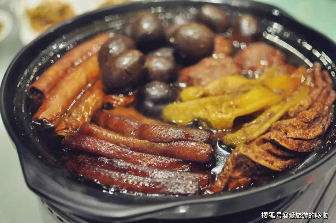 把子肉和配菜在老汤里沐浴.